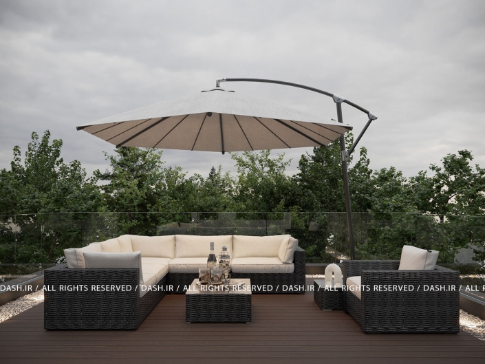 روف گاردن ویلا رویان نشیمن روفگاردن با مبلمان حصیری تیره و چتر بزرگ در میان پسزمینهای از درختان.